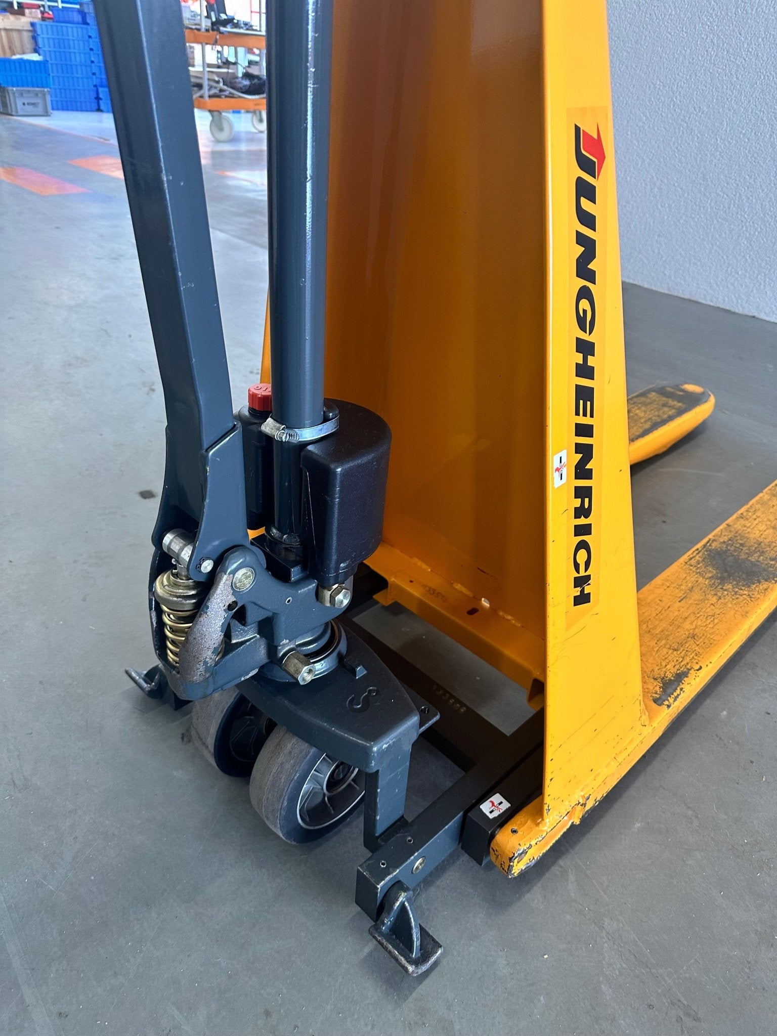 Jungheinrich Scherenhubwagen 1000Kg Traglast AMX C/GN 56X115 - #product_category# | Klenk Maschinenhandel