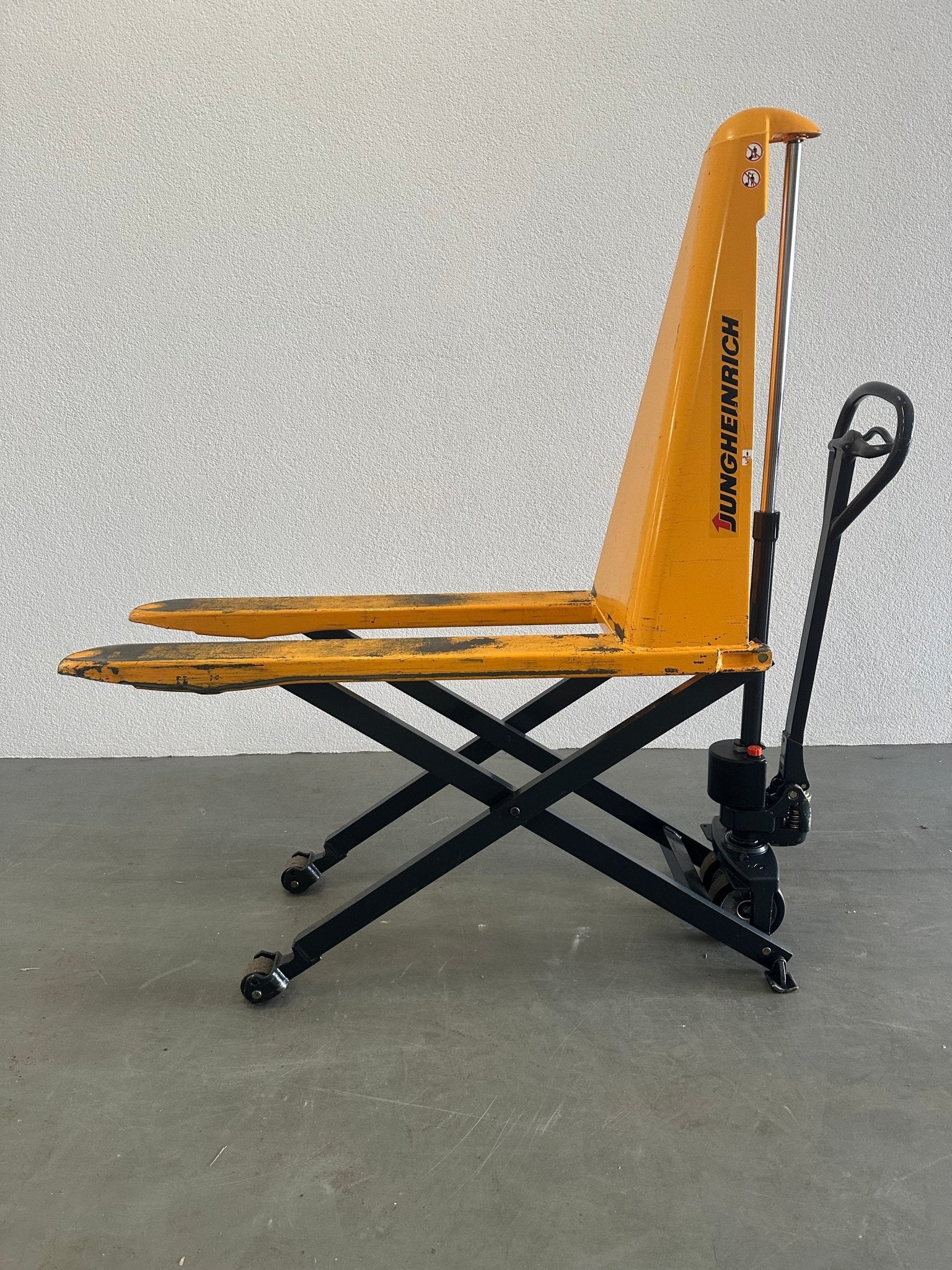 Jungheinrich Scherenhubwagen 1000Kg Traglast AMX C/GN 56X115 - #product_category# | Klenk Maschinenhandel