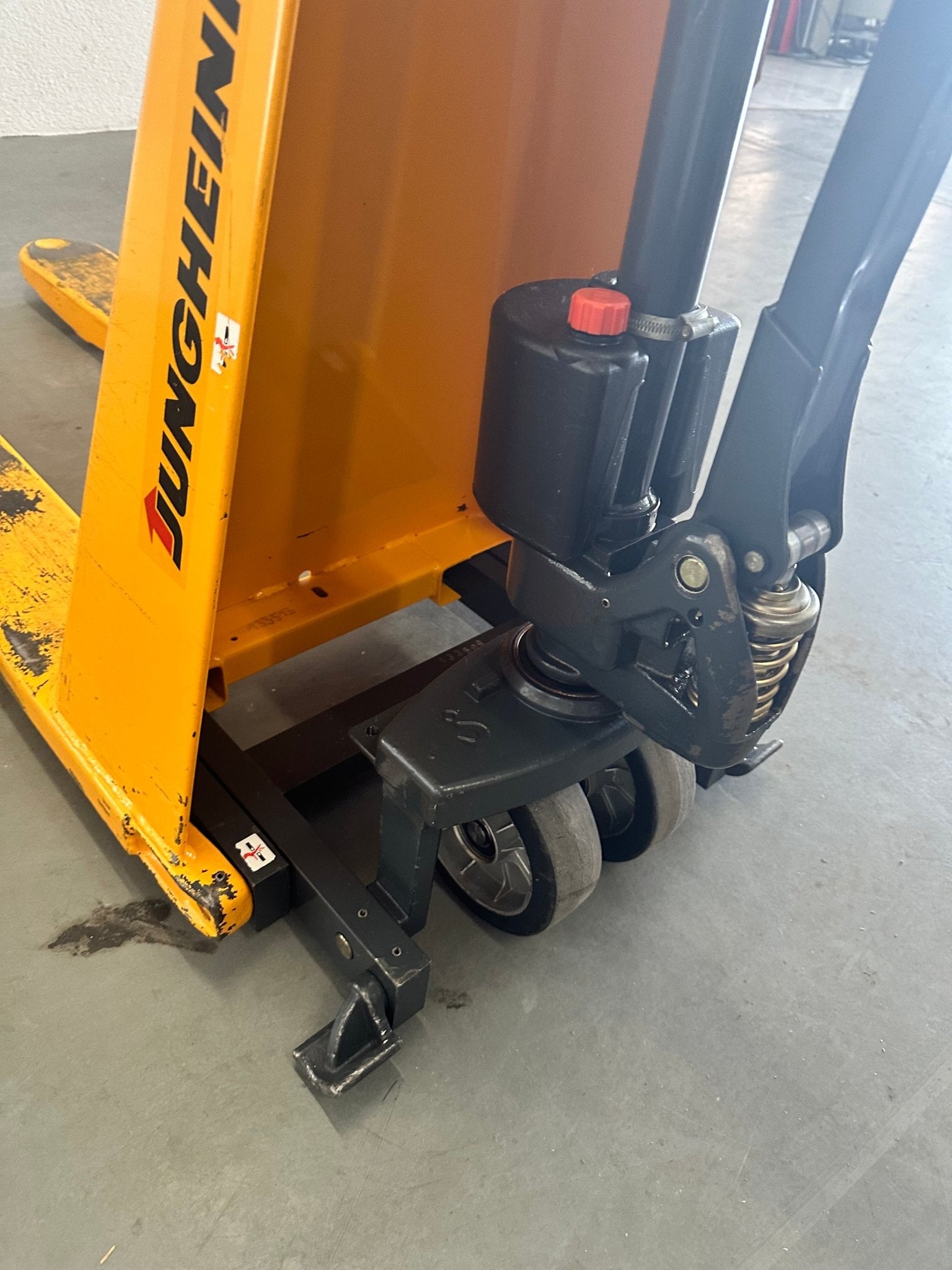 Jungheinrich Scherenhubwagen 1000Kg Traglast AMX C/GN 56X115 - #product_category# | Klenk Maschinenhandel