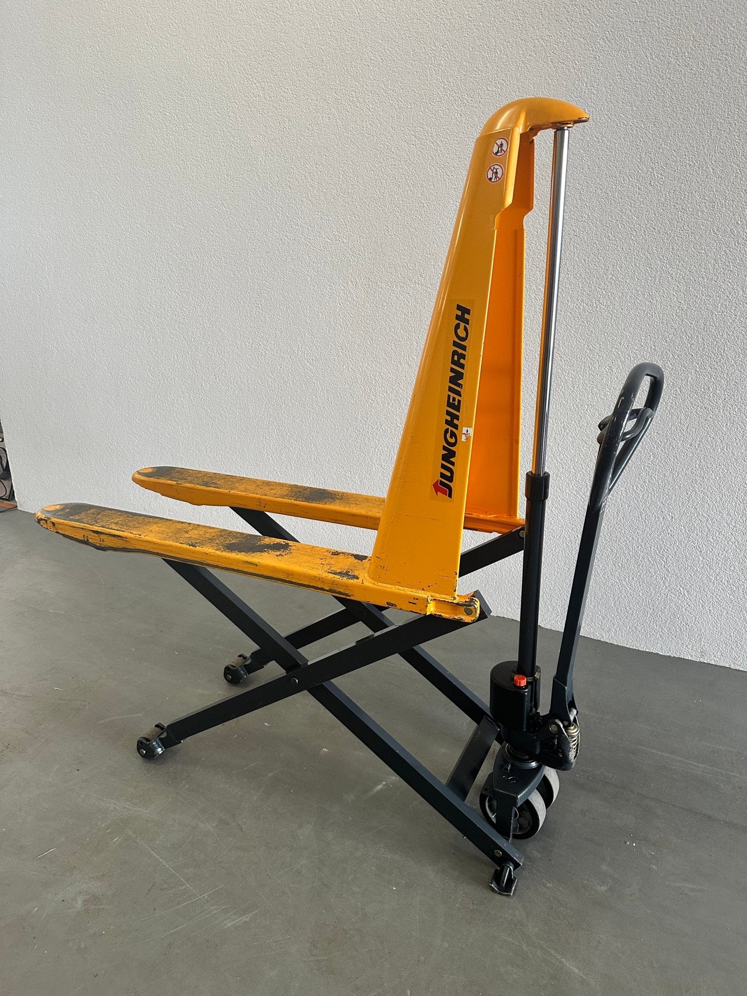 Jungheinrich Scherenhubwagen 1000Kg Traglast AMX C/GN 56X115 - #product_category# | Klenk Maschinenhandel