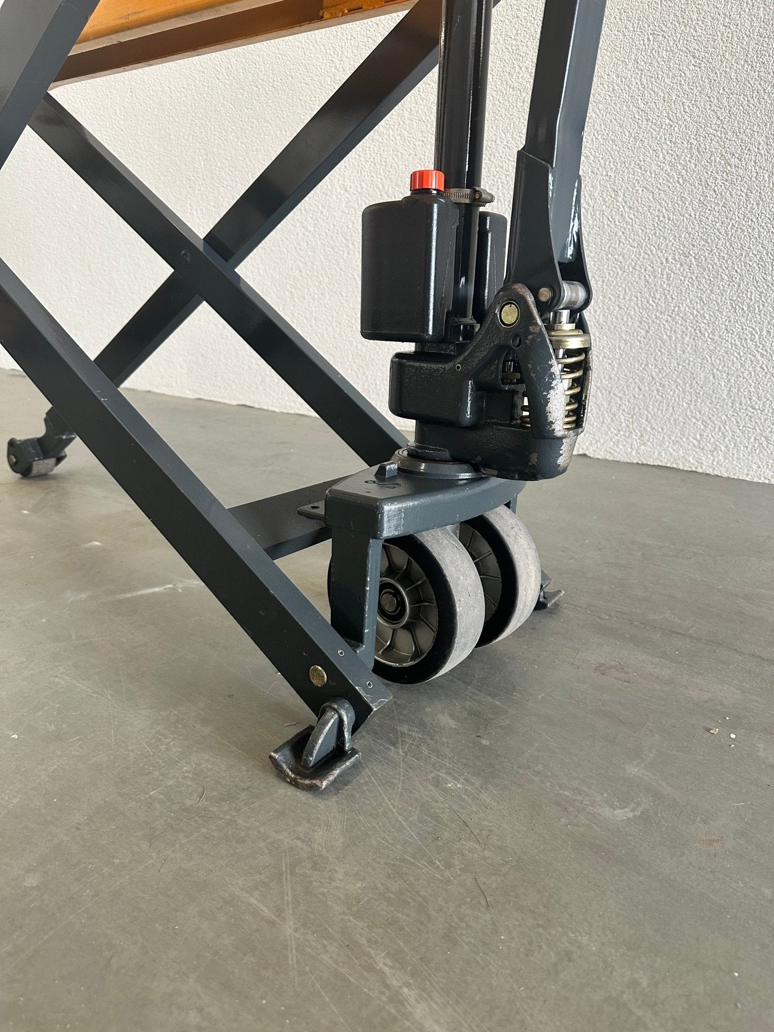 Jungheinrich Scherenhubwagen 1000Kg Traglast AMX C/GN 56X115 - #product_category# | Klenk Maschinenhandel