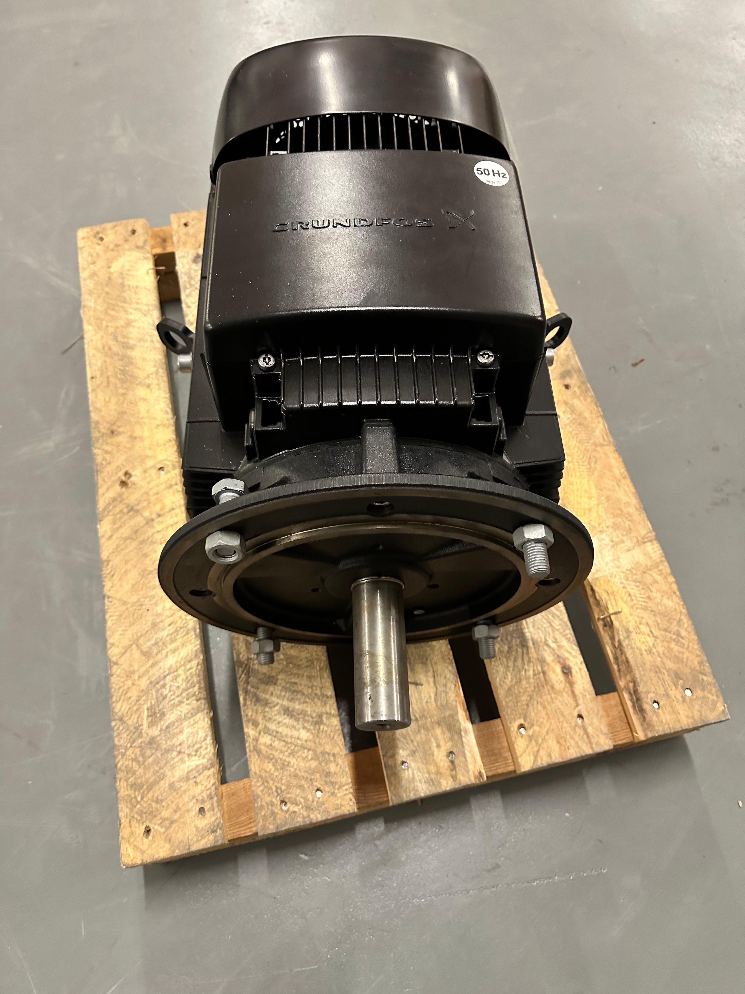 Стандартный нерегулируемый двигатель Grundfos ML160BC-2-FF300-H3