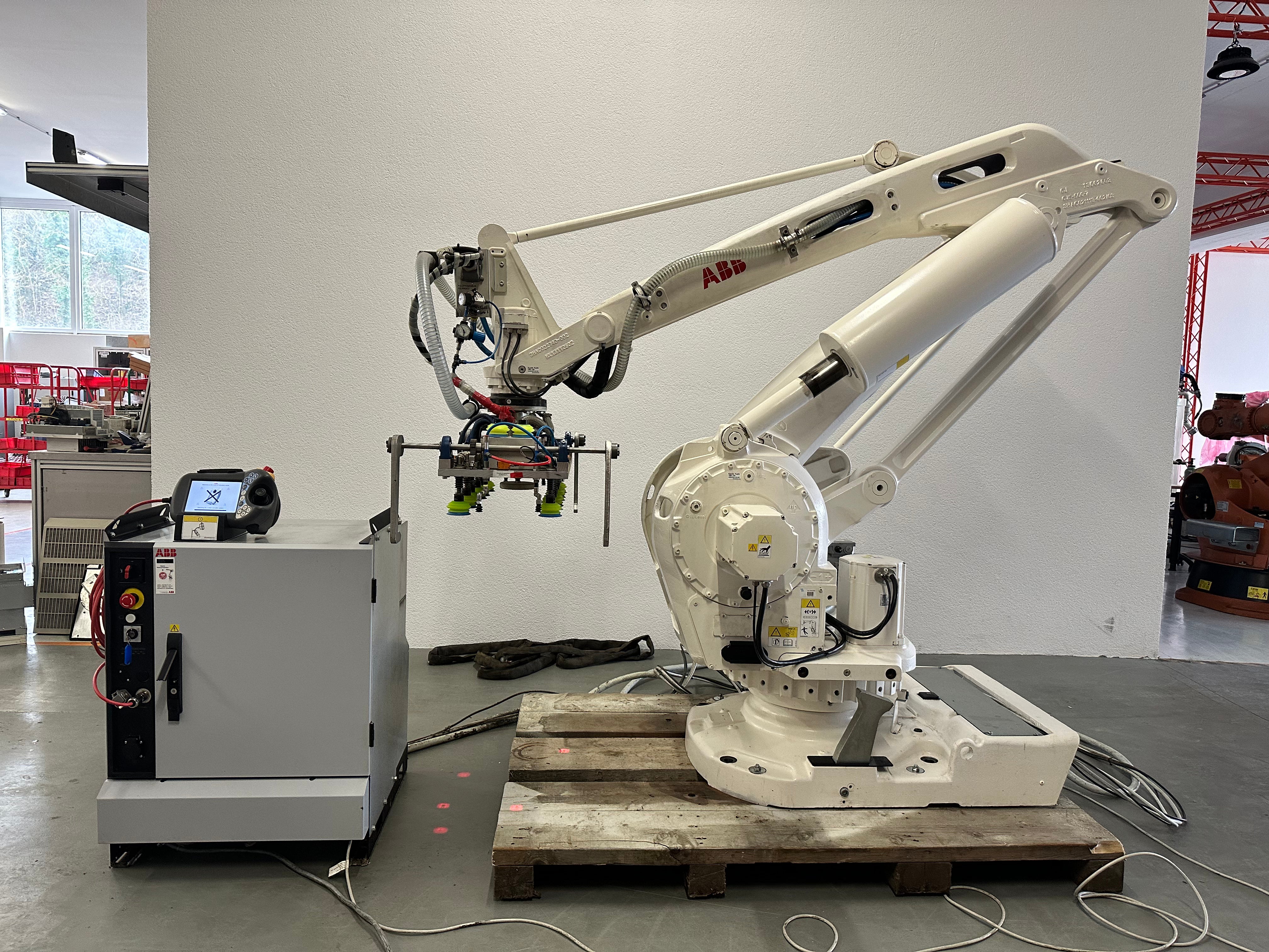 Robot paletizador ABB IRB 660-180/3.15 con bomba de vacío y pinza