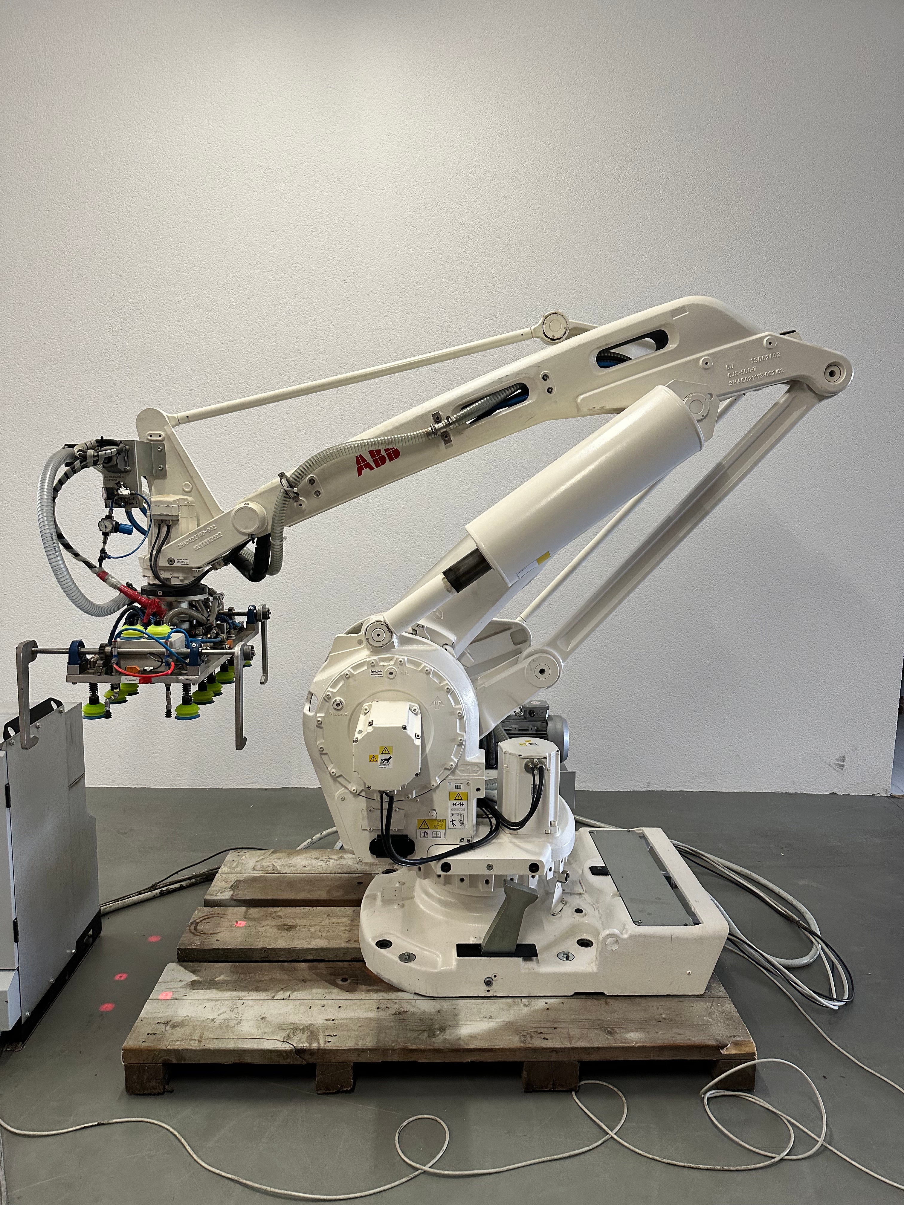 Робот-паллетизатор ABB IRB 660-180/3.15 с вакуумным насосом и захватом