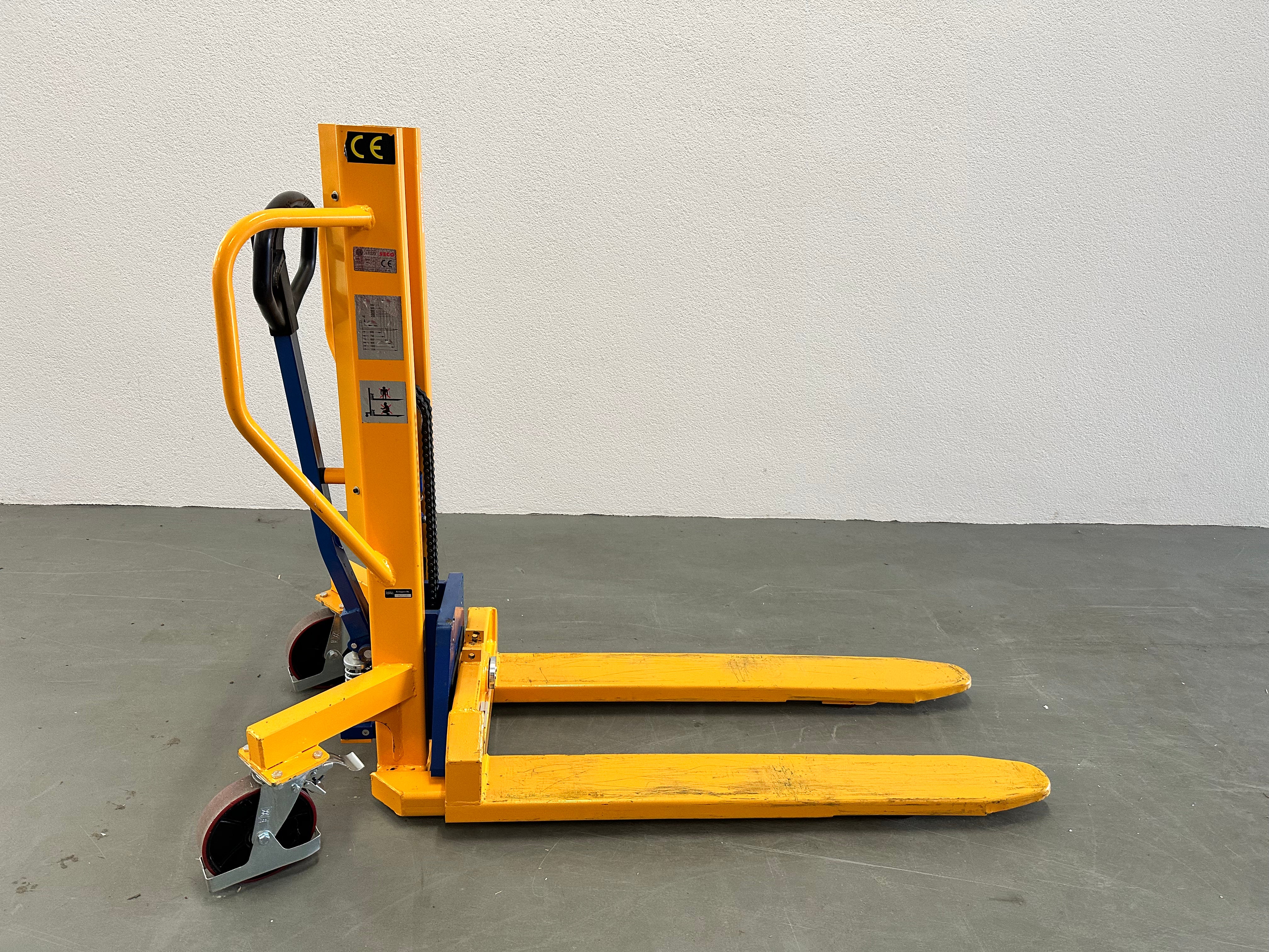 Seco pallet jack with fork tilt PHK800